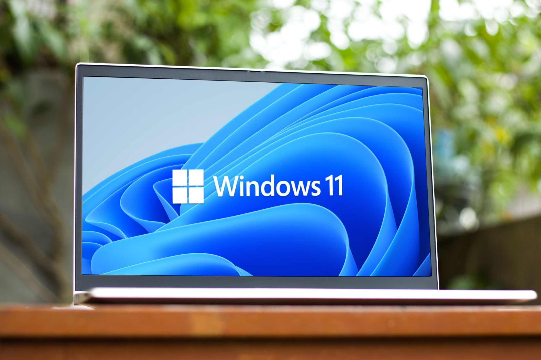 windows-11-logo-on-laptop-muo-featured.jpg